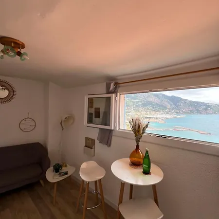 2 Pieces Vue Dans Le Quartier Historique De * Μεντόν