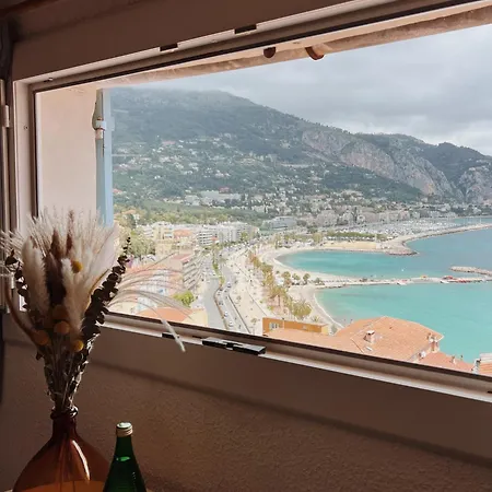 2 Pieces Vue Dans Le Quartier Historique De Menton