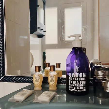 2 Pieces Vue Dans Le Quartier Historique De Μεντόν