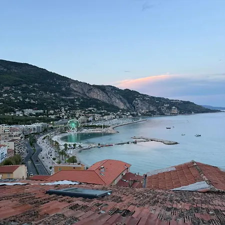 2 Pièces Vue Dans Le Quartier Historique De