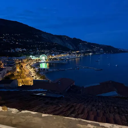 2 Pièces Vue Dans Le Quartier Historique De
