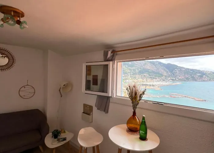 2 Pieces Vue Dans Le Quartier Historique De * Мантон