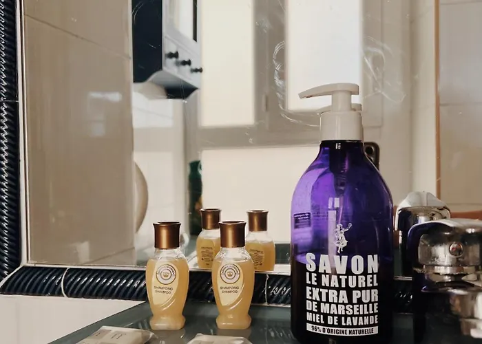 2 Pieces Vue Dans Le Quartier Historique De Мантон