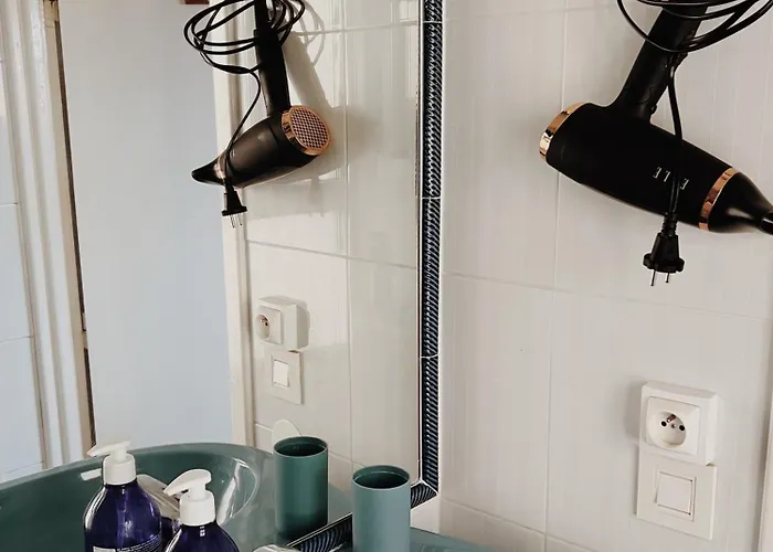 2 Pieces Vue Dans Le Quartier Historique De * Мантон